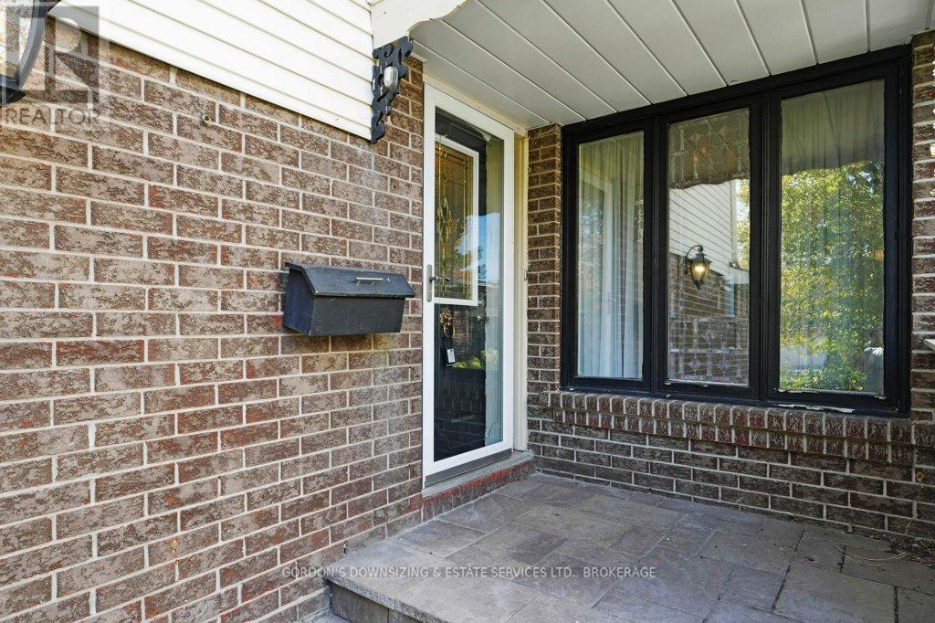 30 Chickasaw Crescent, Ottawa, Ontario  K2M 1M5 - Photo 5 - X12485489