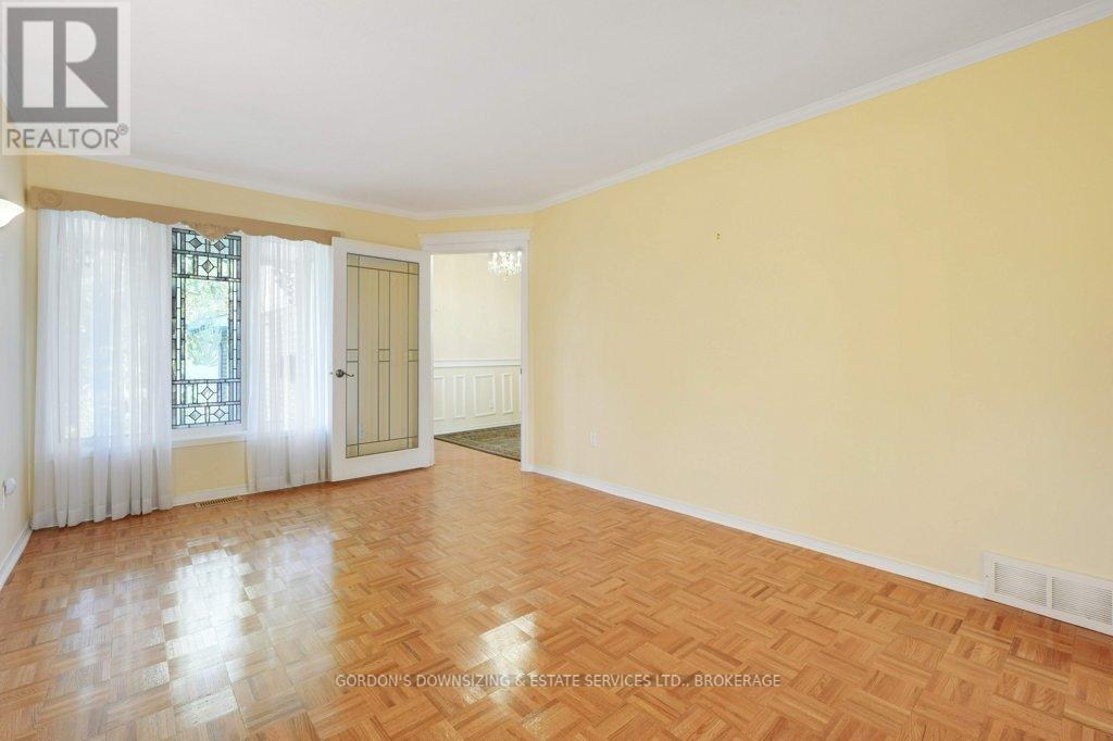 30 Chickasaw Crescent, Ottawa, Ontario  K2M 1M5 - Photo 9 - X12485489
