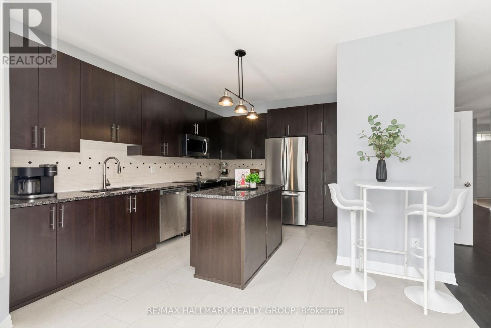 677 Sunburst Street, Ottawa, Ontario  K1T 0L2 - Photo 15 - X12485485