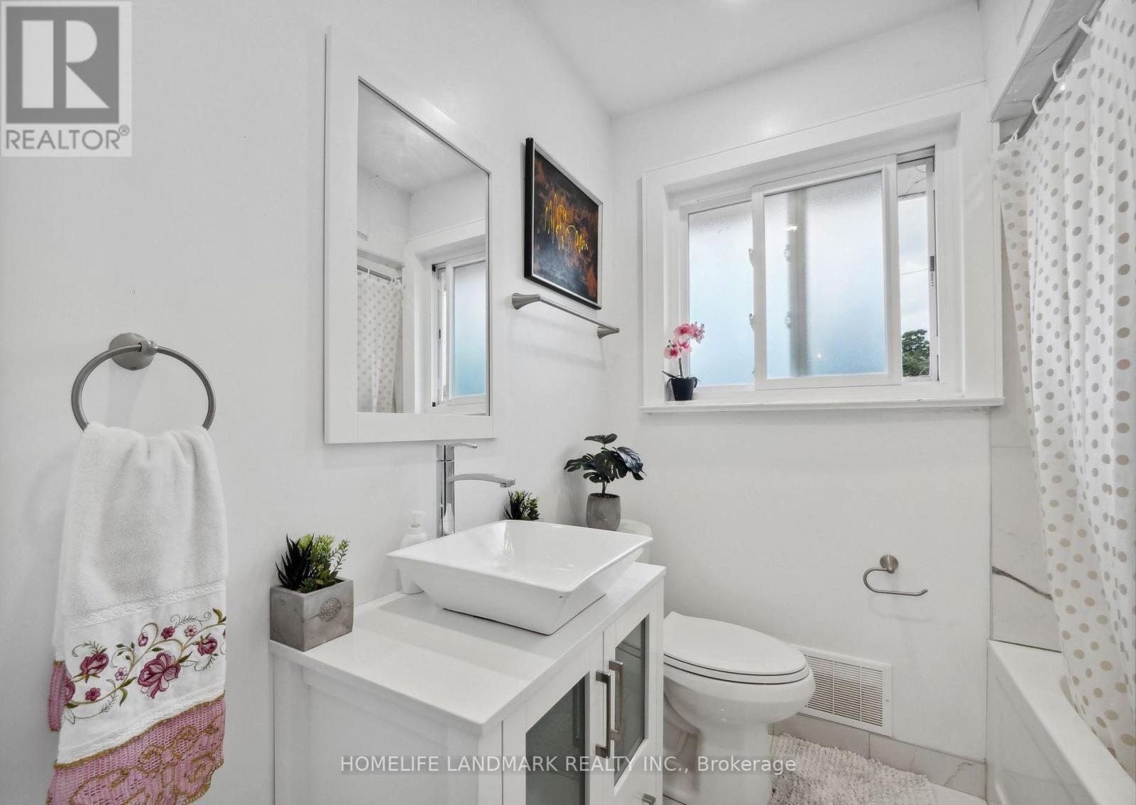 174 Pannahill Road, Toronto, Ontario  M3H 4N7 - Photo 15 - C12485317