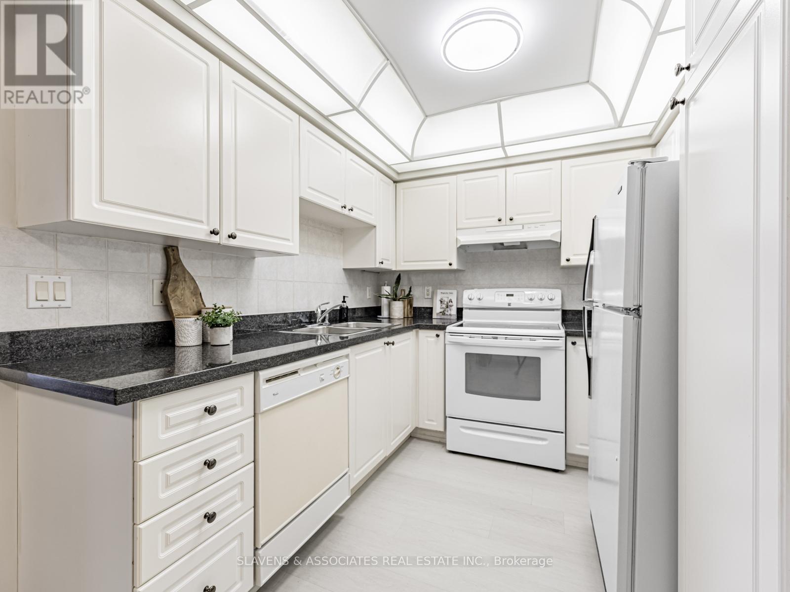 216 - 211 Randolph Road, Toronto, Ontario  M4G 4H1 - Photo 6 - C12485353