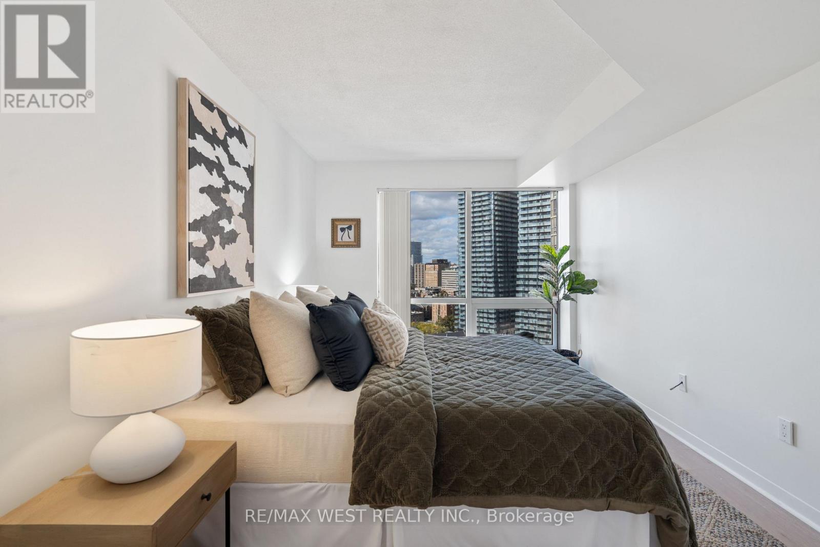 2002 - 1001 Bay Street, Toronto, Ontario  M5S 3A6 - Photo 14 - C12485372