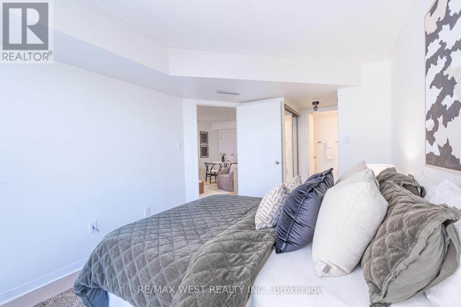 2002 - 1001 Bay Street, Toronto, Ontario  M5S 3A6 - Photo 15 - C12485372