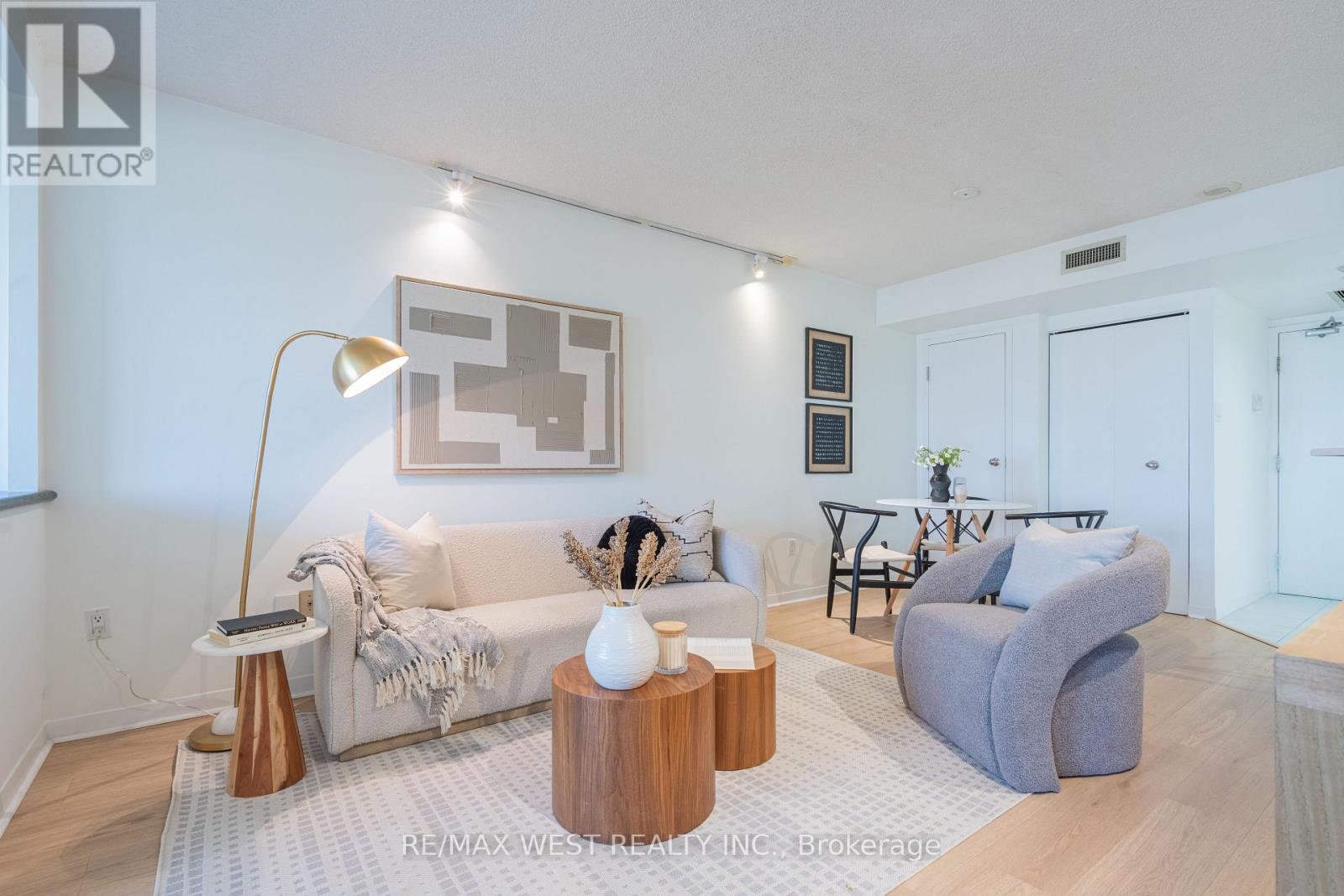 2002 - 1001 Bay Street, Toronto, Ontario  M5S 3A6 - Photo 2 - C12485372