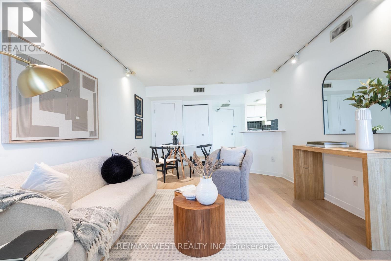 2002 - 1001 Bay Street, Toronto, Ontario  M5S 3A6 - Photo 3 - C12485372