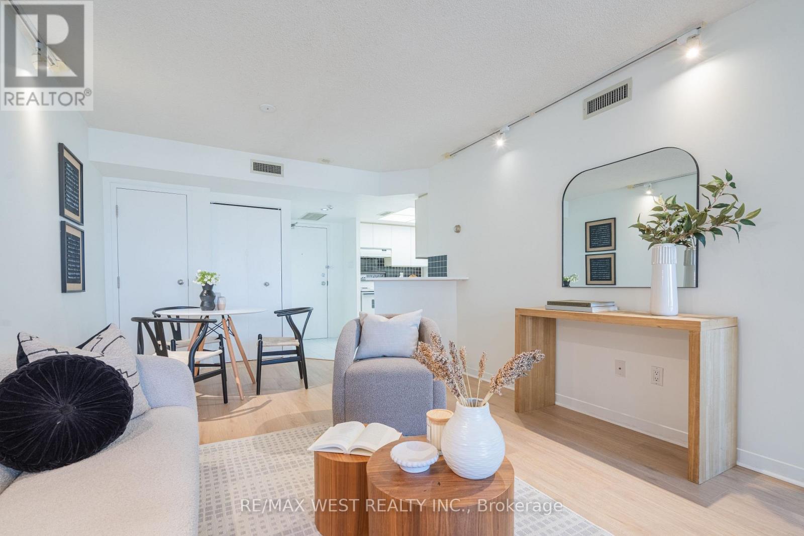 2002 - 1001 Bay Street, Toronto, Ontario  M5S 3A6 - Photo 4 - C12485372