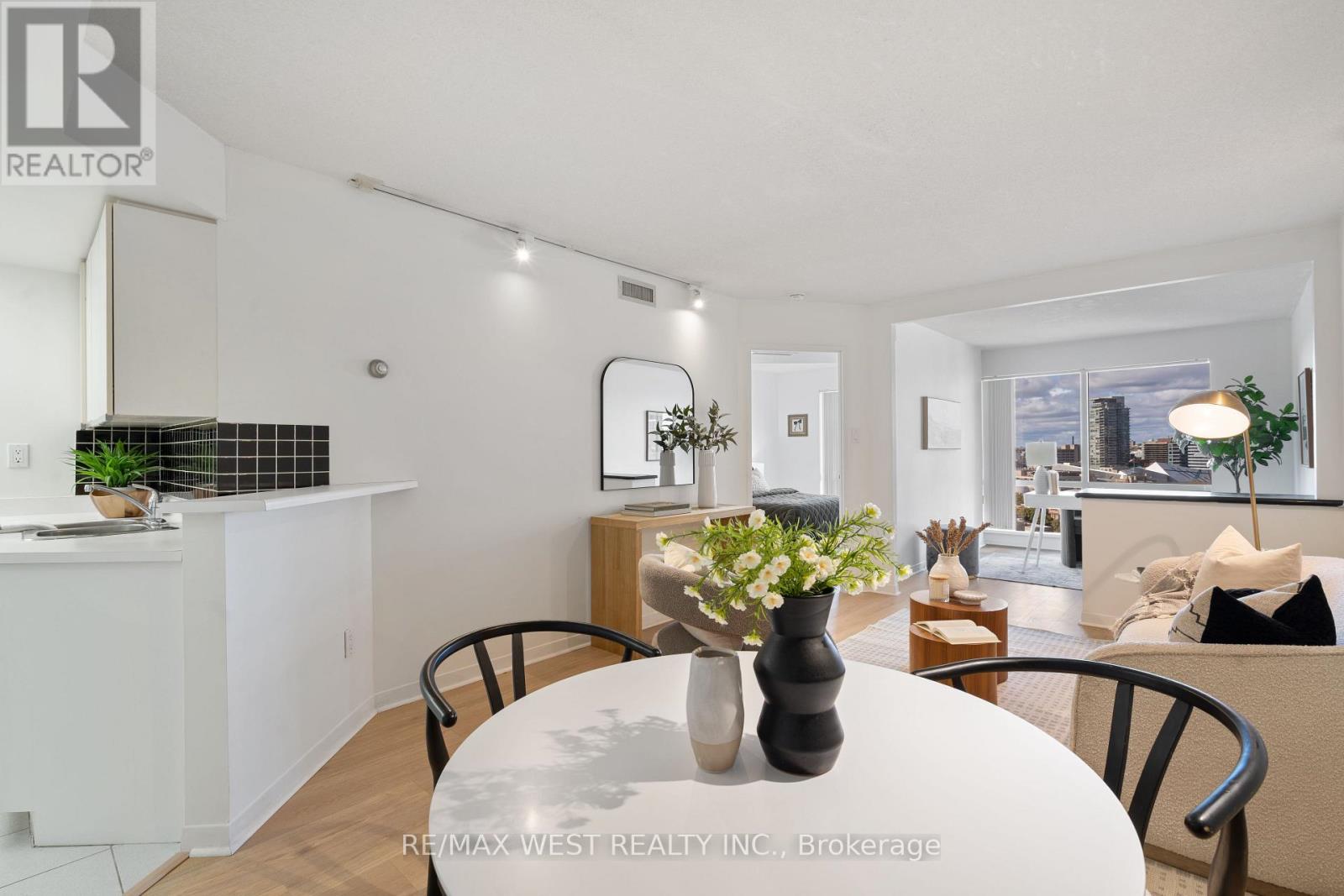 2002 - 1001 Bay Street, Toronto, Ontario  M5S 3A6 - Photo 5 - C12485372