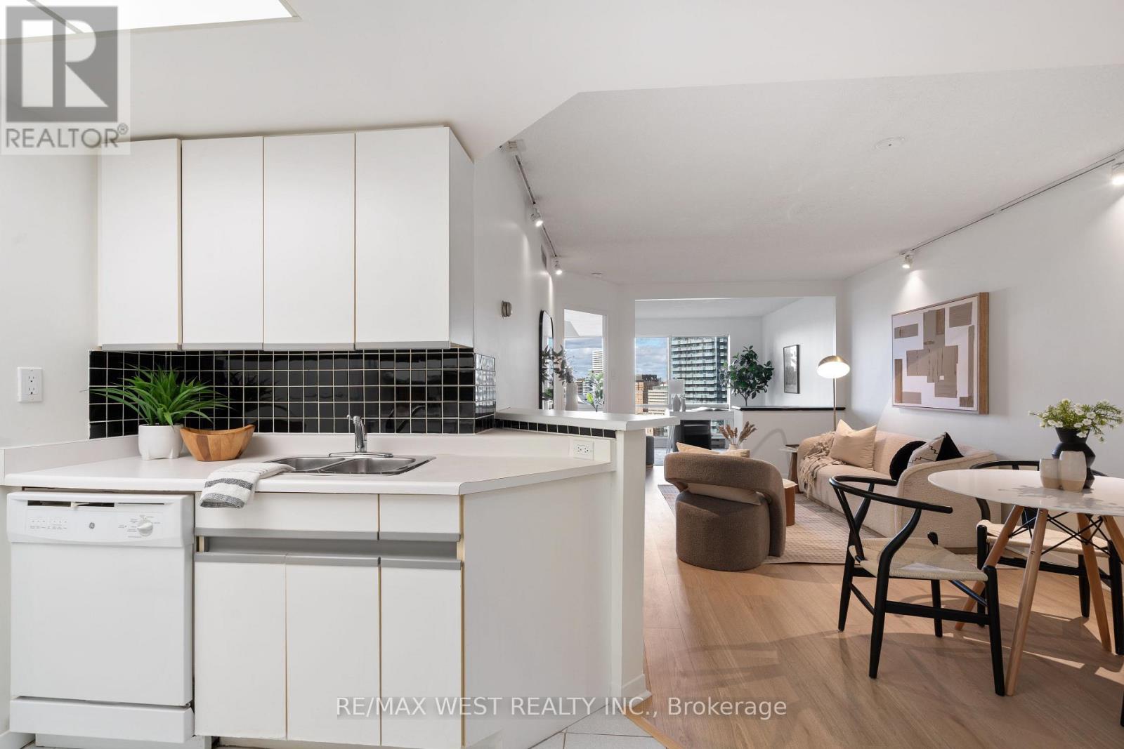 2002 - 1001 Bay Street, Toronto, Ontario  M5S 3A6 - Photo 9 - C12485372