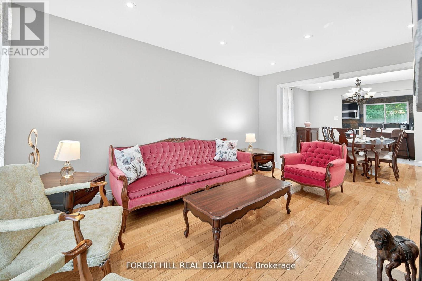 104 Armitage Drive, Newmarket, Ontario  L3Y 5L7 - Photo 5 - N12485328