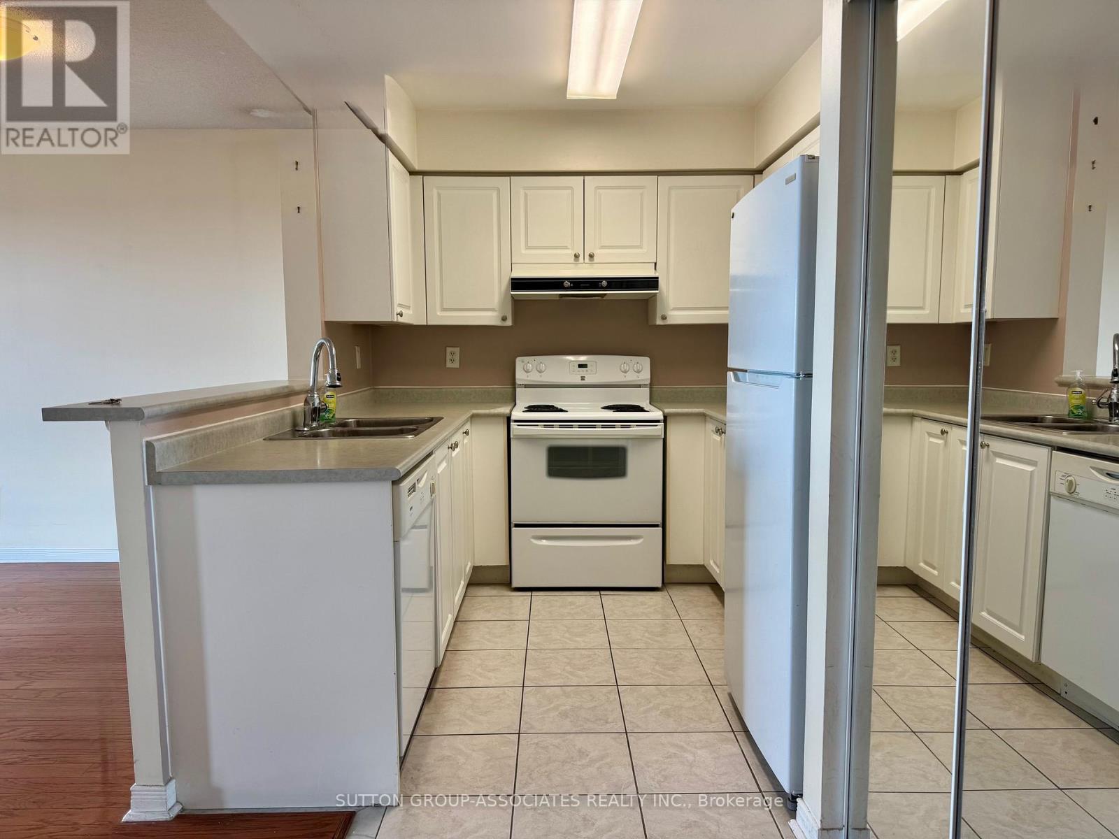 1106 - 39 Oneida Crescent, Richmond Hill, Ontario  L4B 4T9 - Photo 3 - N12485330