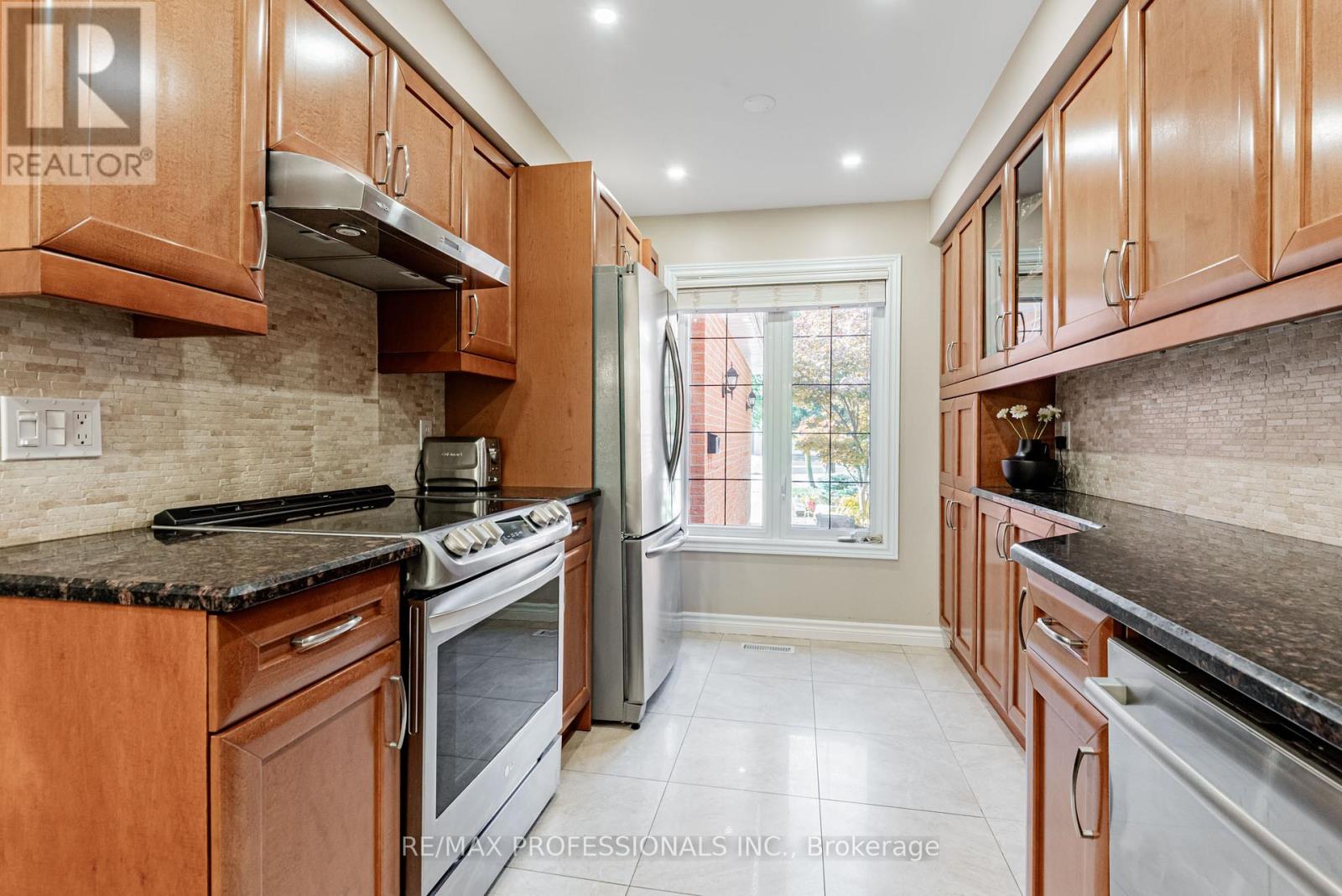 125 Kersey Crescent, Richmond Hill, Ontario  L4C 5X4 - Photo 11 - N12485380