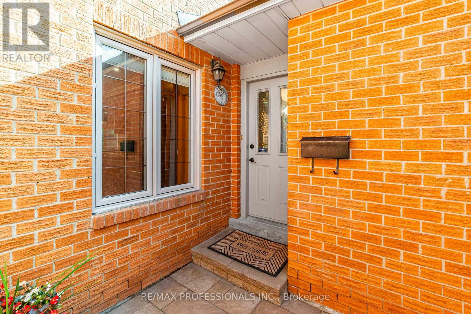 125 Kersey Crescent, Richmond Hill, Ontario  L4C 5X4 - Photo 4 - N12485380