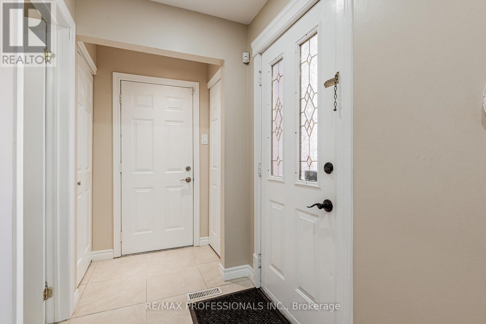 125 Kersey Crescent, Richmond Hill, Ontario  L4C 5X4 - Photo 5 - N12485380