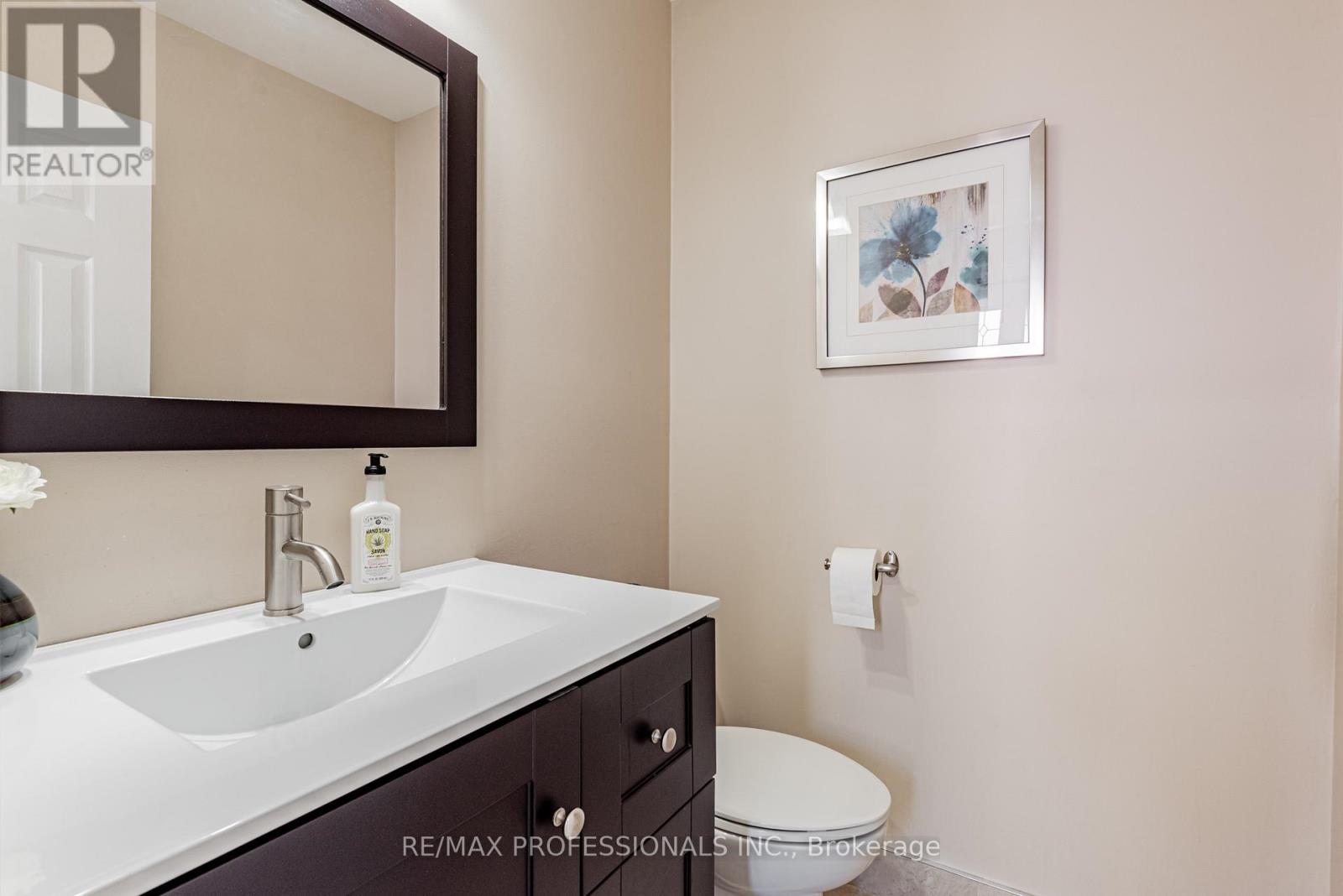 125 Kersey Crescent, Richmond Hill, Ontario  L4C 5X4 - Photo 7 - N12485380