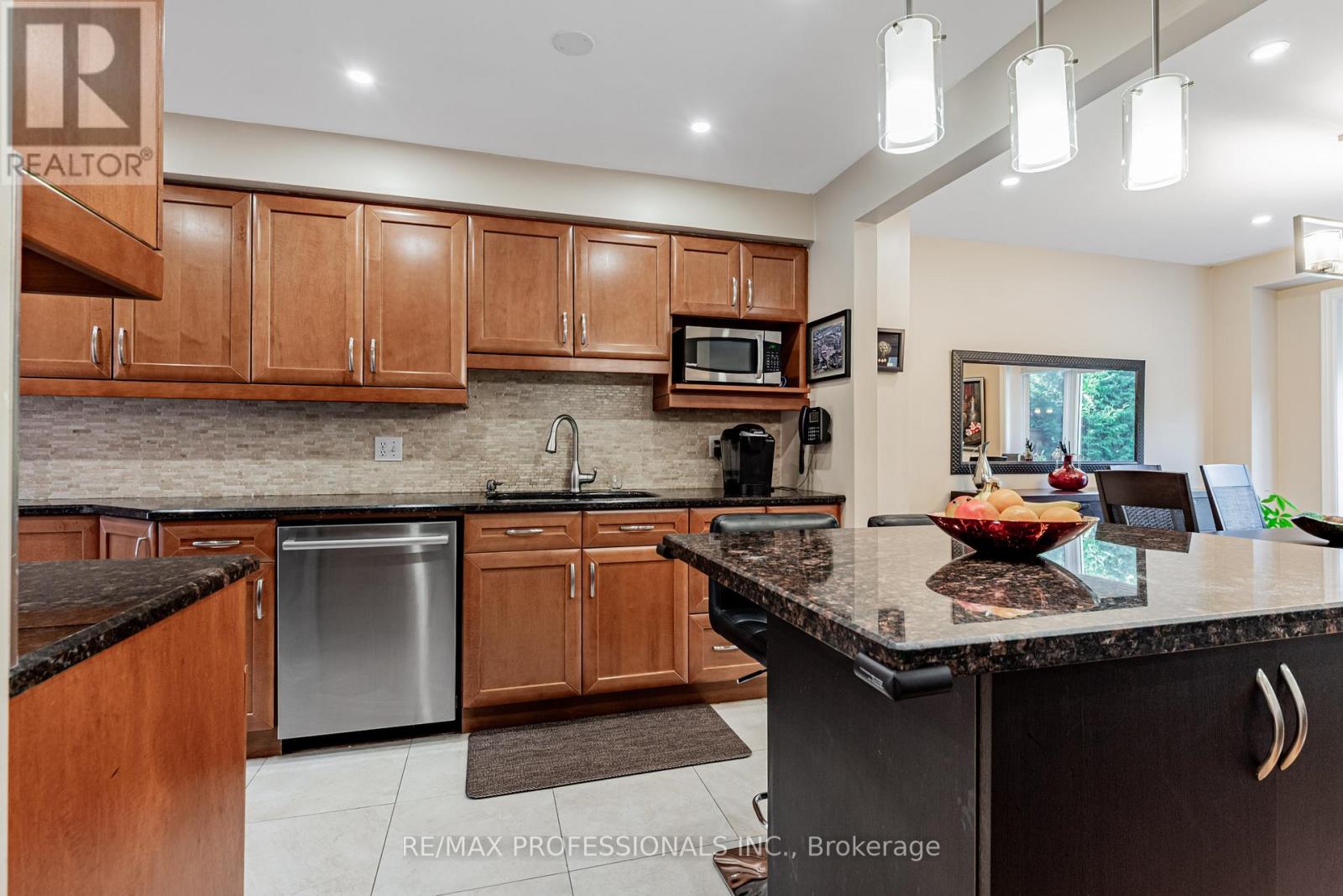 125 Kersey Crescent, Richmond Hill, Ontario  L4C 5X4 - Photo 9 - N12485380