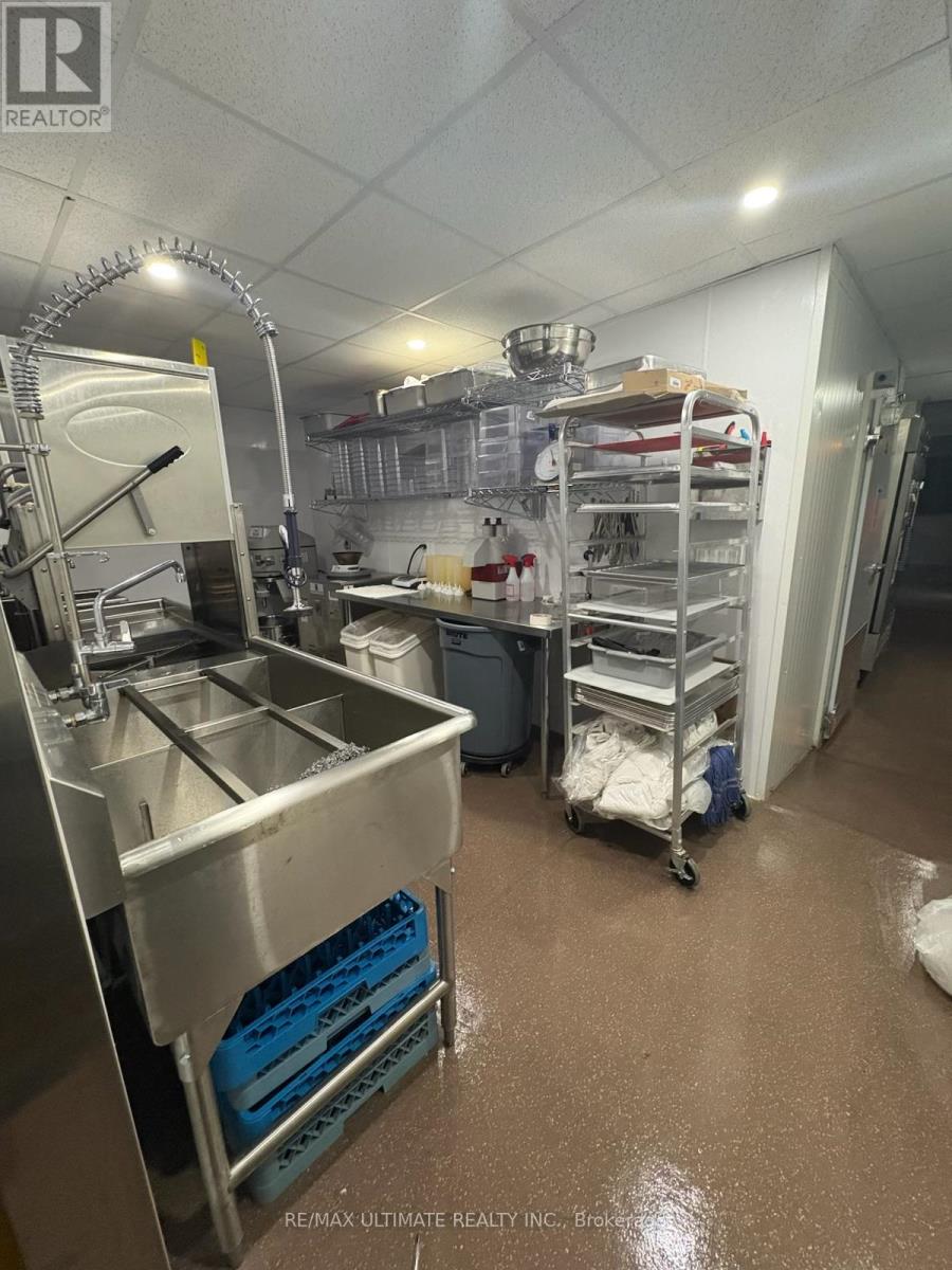 180 Locke Street S, Hamilton, Ontario L8P 4B3 - Photo 9 - X12481414