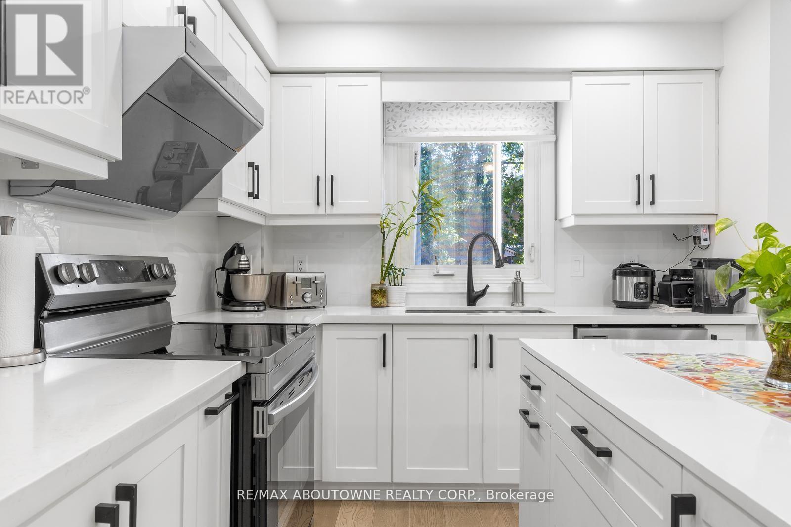 1118 Avondale Drive, Oakville, Ontario  L6H 5L4 - Photo 11 - W12485320