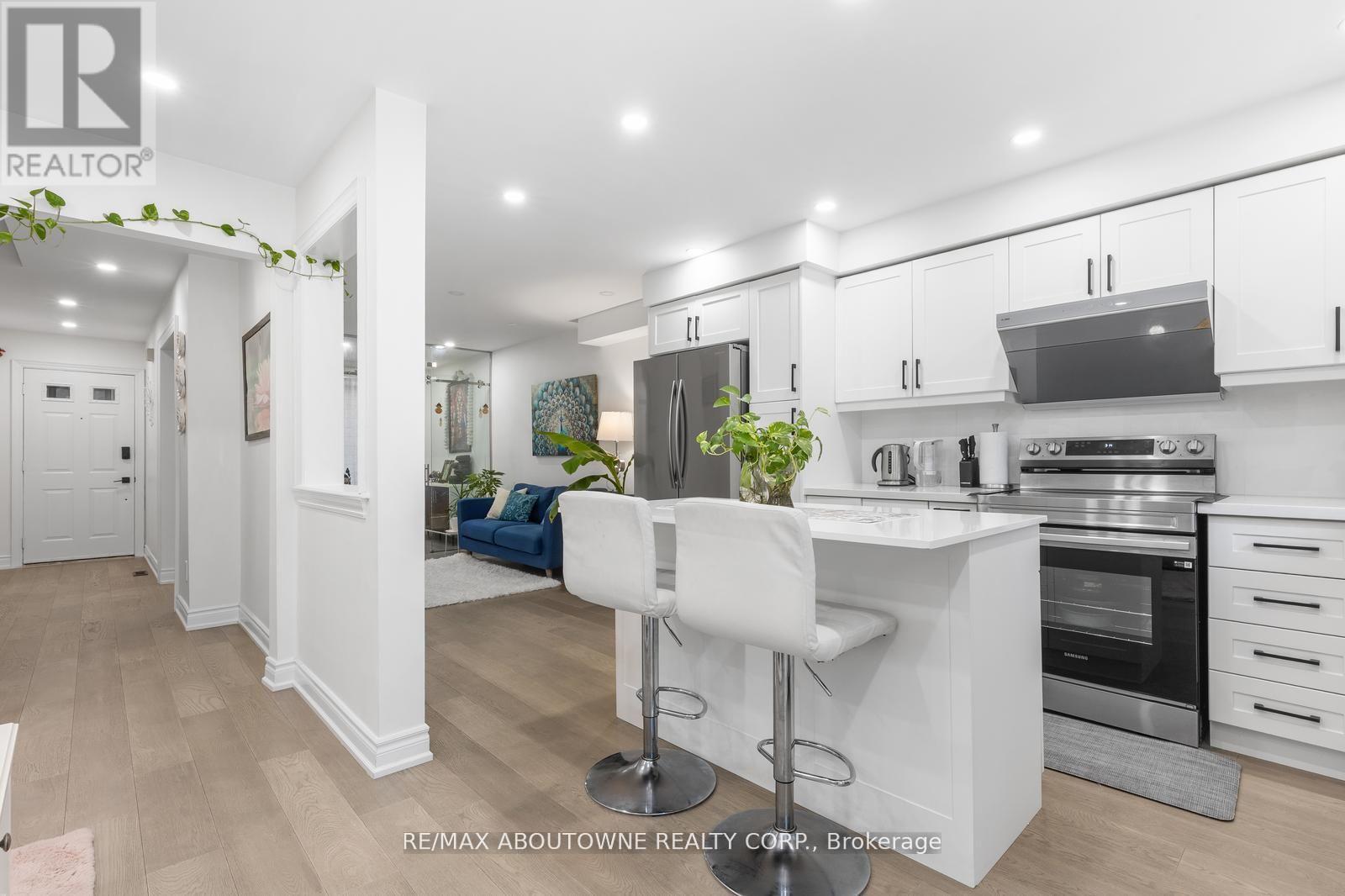 1118 Avondale Drive, Oakville, Ontario  L6H 5L4 - Photo 12 - W12485320