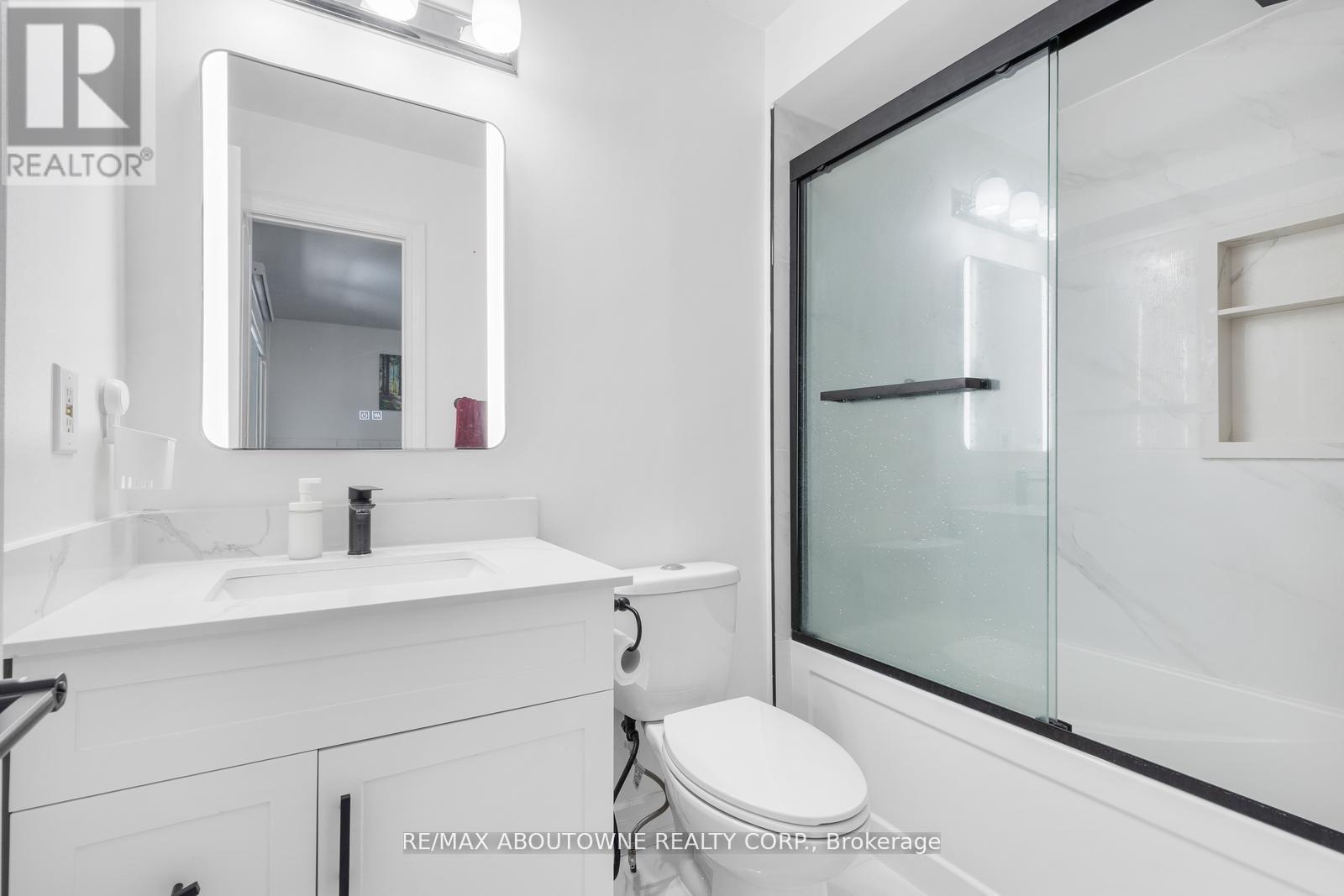 1118 Avondale Drive, Oakville, Ontario  L6H 5L4 - Photo 21 - W12485320