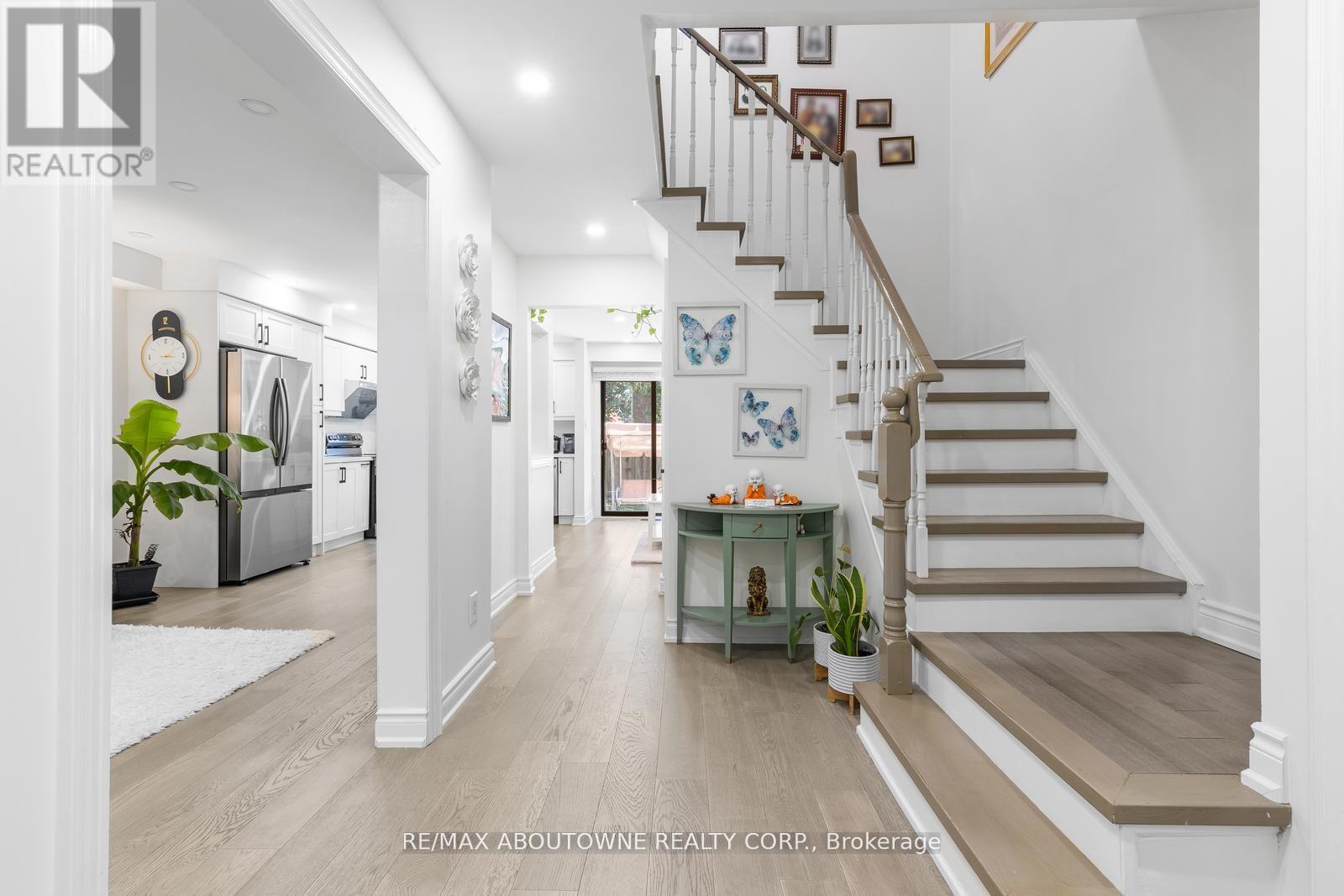 1118 Avondale Drive, Oakville, Ontario  L6H 5L4 - Photo 6 - W12485320