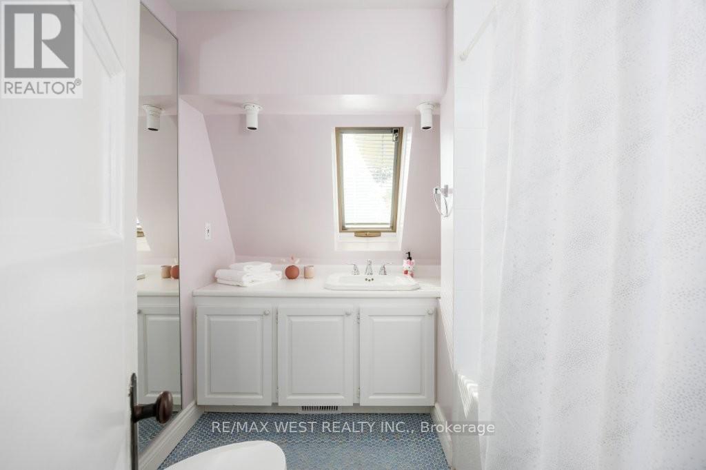 207 Ellis Avenue, Toronto, Ontario  M6S 2X4 - Photo 28 - W12485337