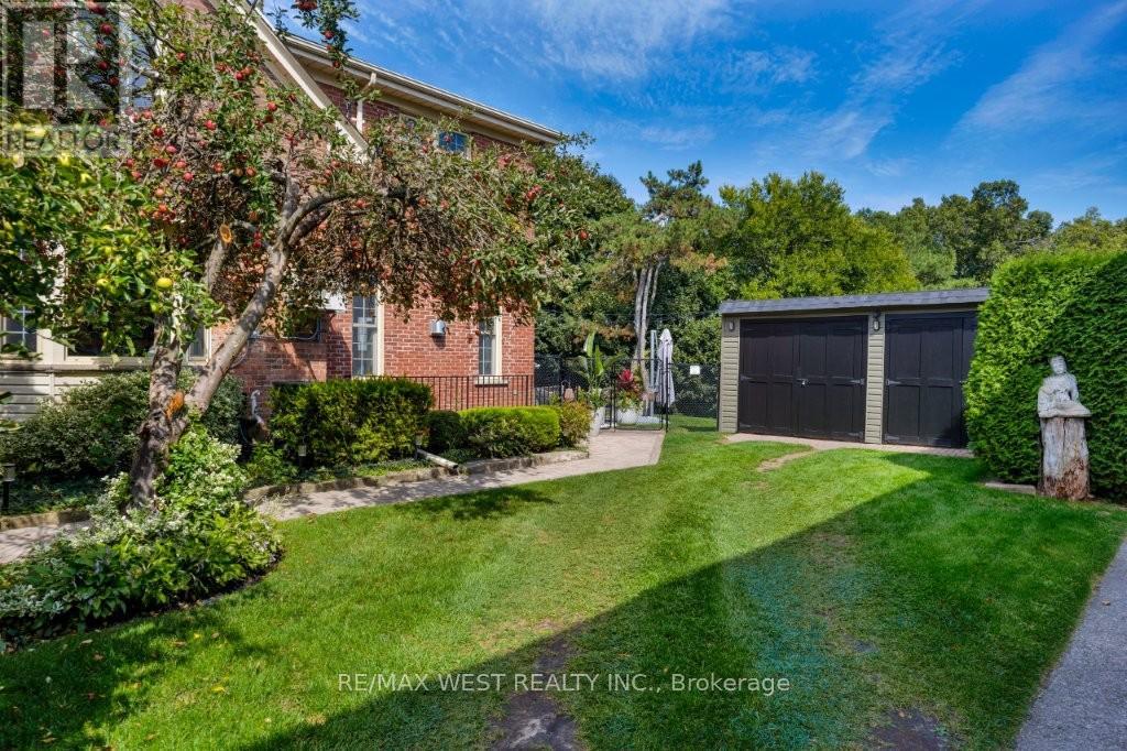 207 Ellis Avenue, Toronto, Ontario  M6S 2X4 - Photo 38 - W12485337