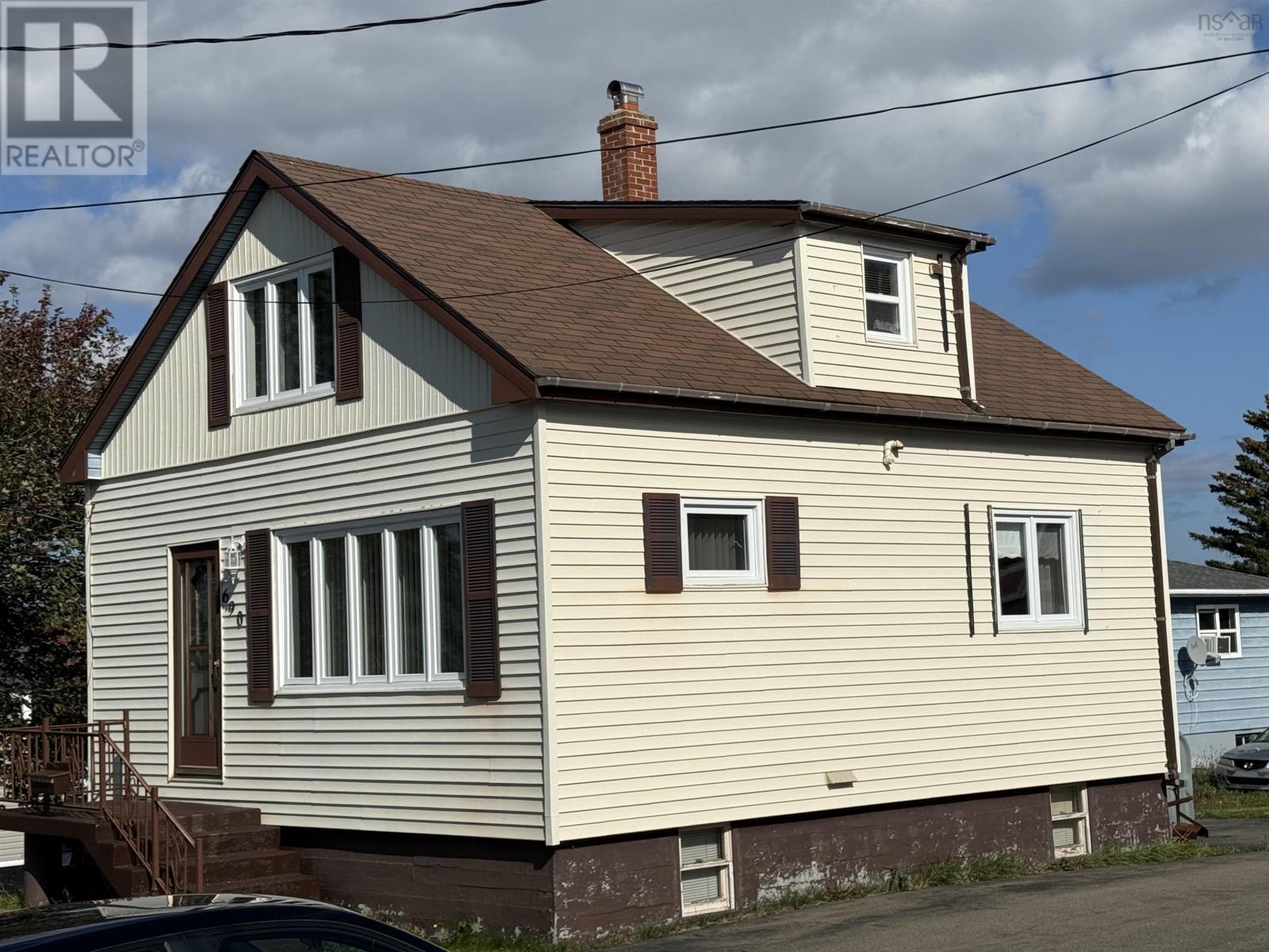 690 St. Joseph Street, New Waterford, Nova Scotia  B1H 4G6 - Photo 2 - 202524704