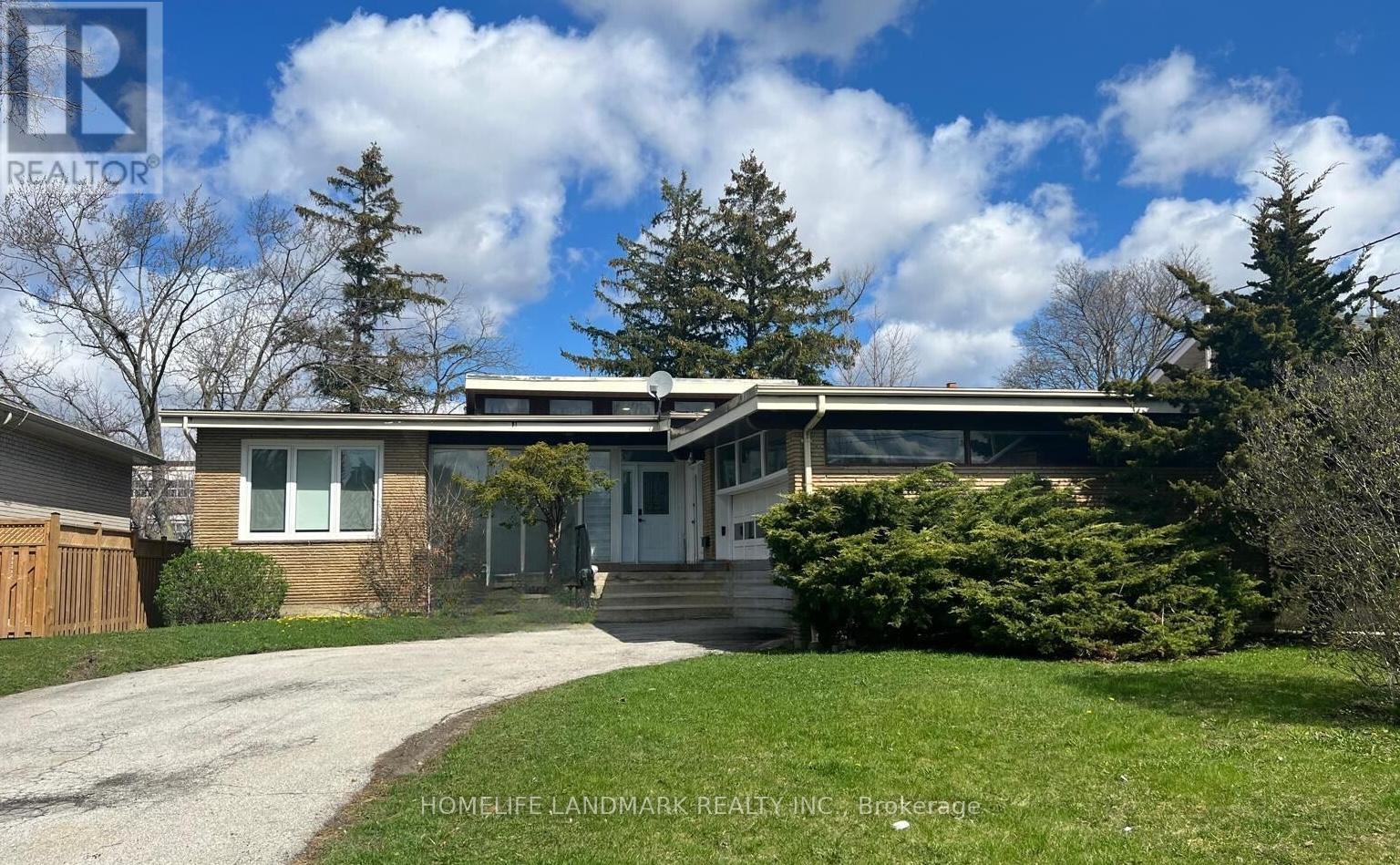 12 BLUE FOREST DRIVE, Toronto, Ontario