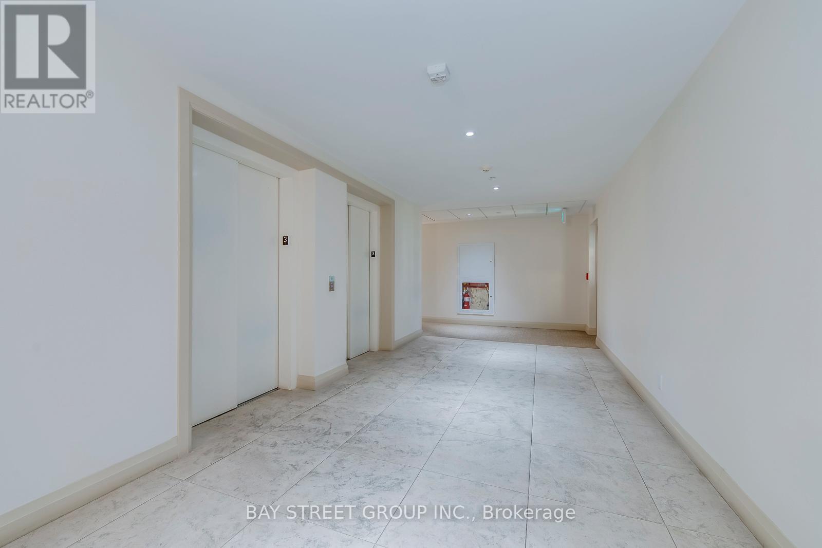 327 - 101 Cathedral High Street, Markham, Ontario  L6C 3L8 - Photo 5 - N12485401