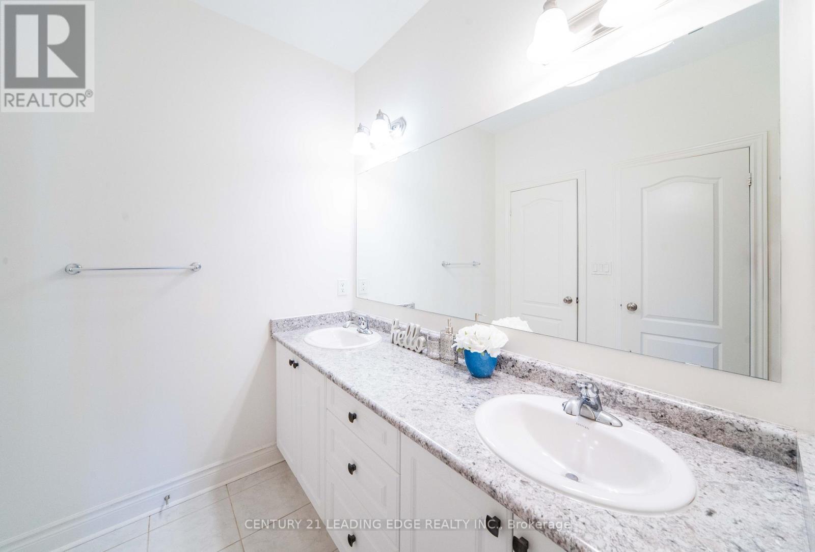 63 Ken Sinclair Crescent, Aurora, Ontario  L4G 3J1 - Photo 35 - N12485526