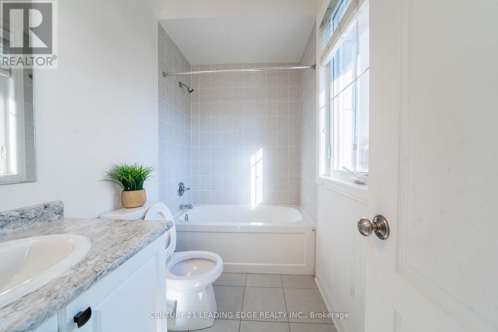 63 Ken Sinclair Crescent, Aurora, Ontario  L4G 3J1 - Photo 40 - N12485526