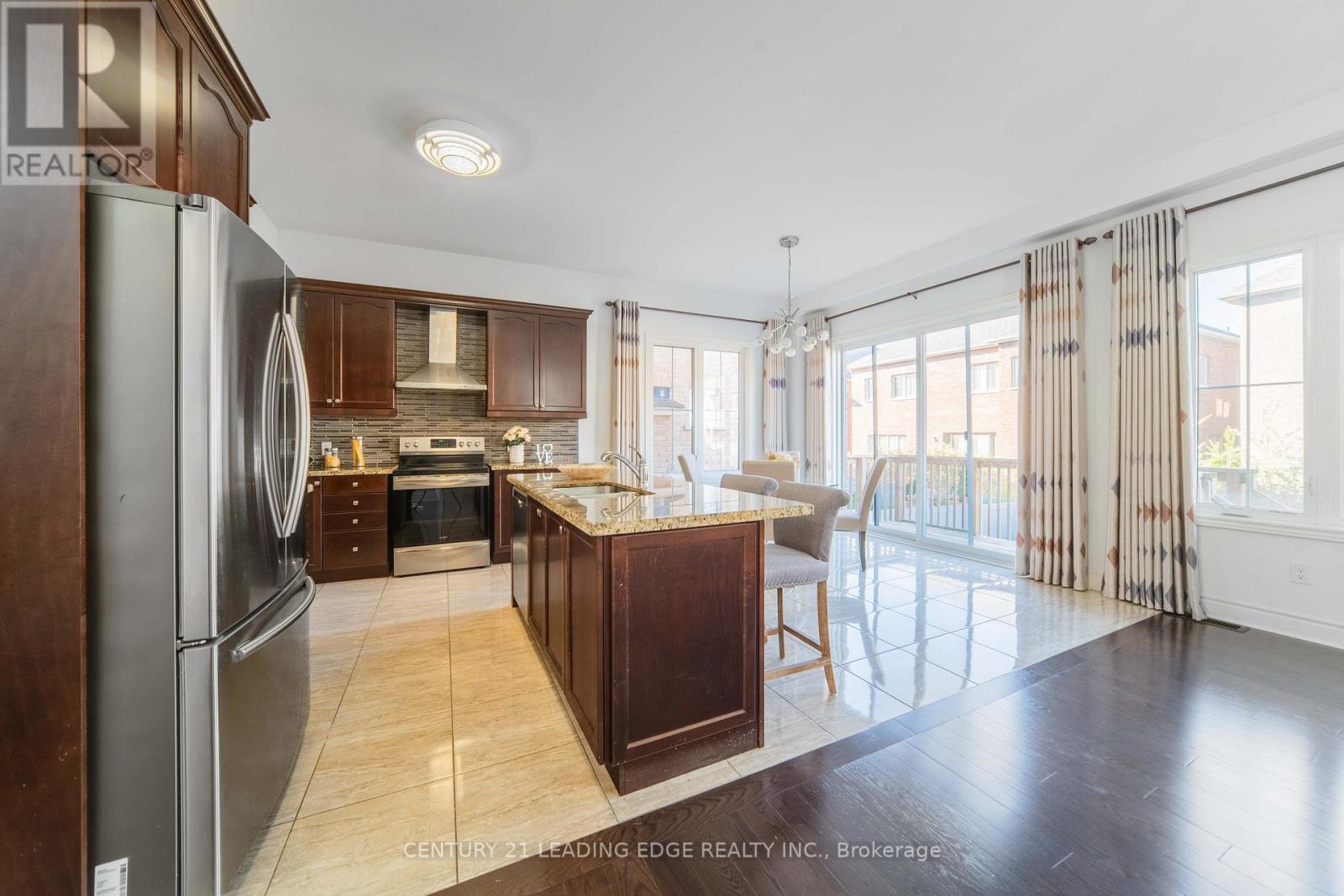 63 Ken Sinclair Crescent, Aurora, Ontario  L4G 3J1 - Photo 8 - N12485526