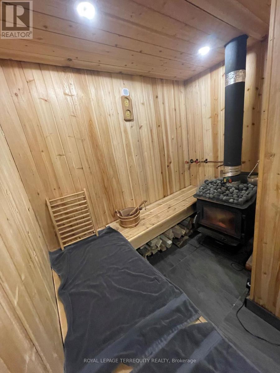 9 Palacebeach Trail, Hamilton (Stoney Creek), Ontario  L8E 0B9 - Photo 10 - X12442268