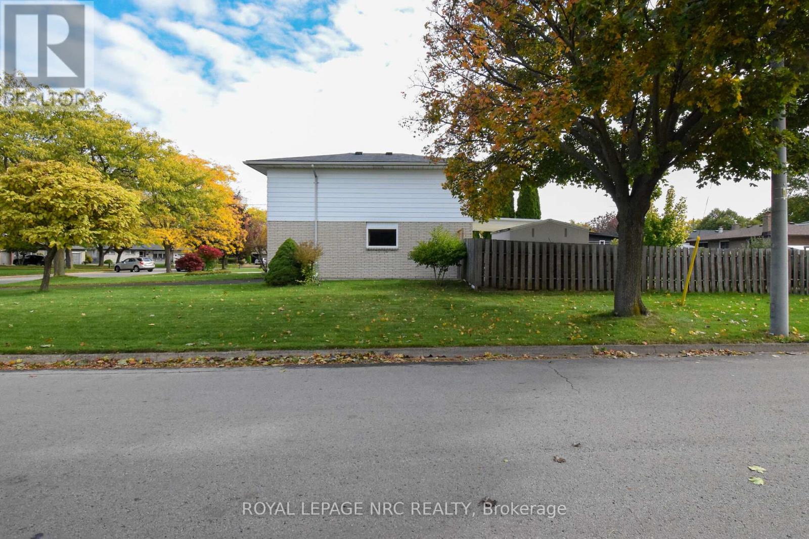 2 Ashley Circle, St. Catharines, Ontario  L2N 1L8 - Photo 4 - X12485554