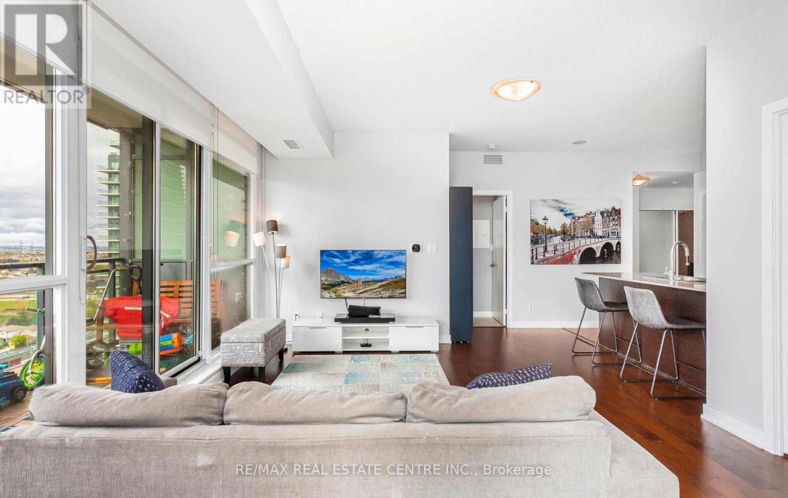 1504 - 4065 Brickstone Mews, Mississauga, Ontario  L5B 0G3 - Photo 11 - W12485396