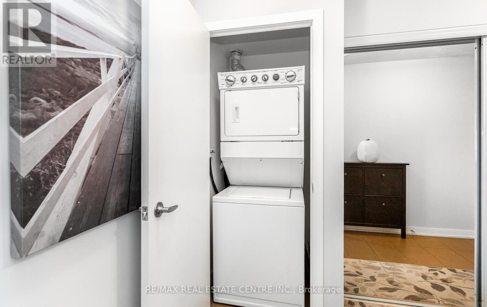 1504 - 4065 Brickstone Mews, Mississauga, Ontario  L5B 0G3 - Photo 6 - W12485396