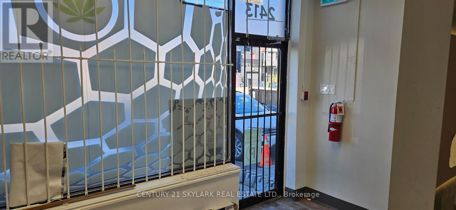 #main - 2413 St Clair Avenue W, Toronto, Ontario  M6N 1K9 - Photo 3 - W12485399