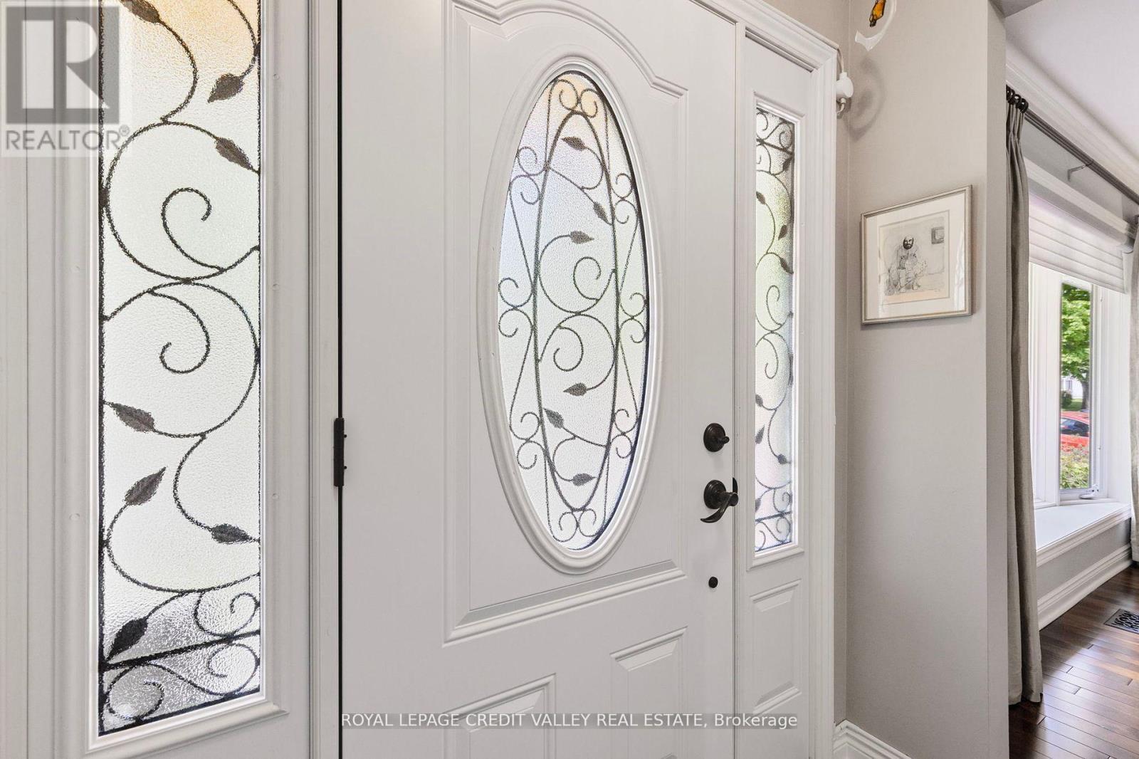 24 Ladore Drive, Brampton, Ontario  L6Y 1V5 - Photo 4 - W12485400