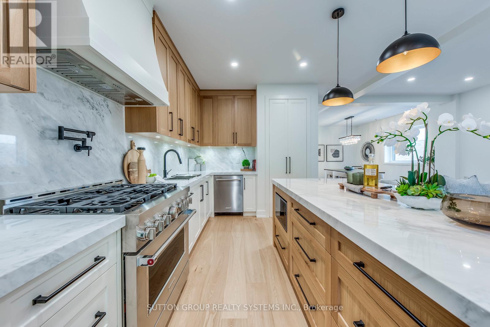 21 South Kingsway, Toronto, Ontario  M6S 3T2 - Photo 17 - W12485418