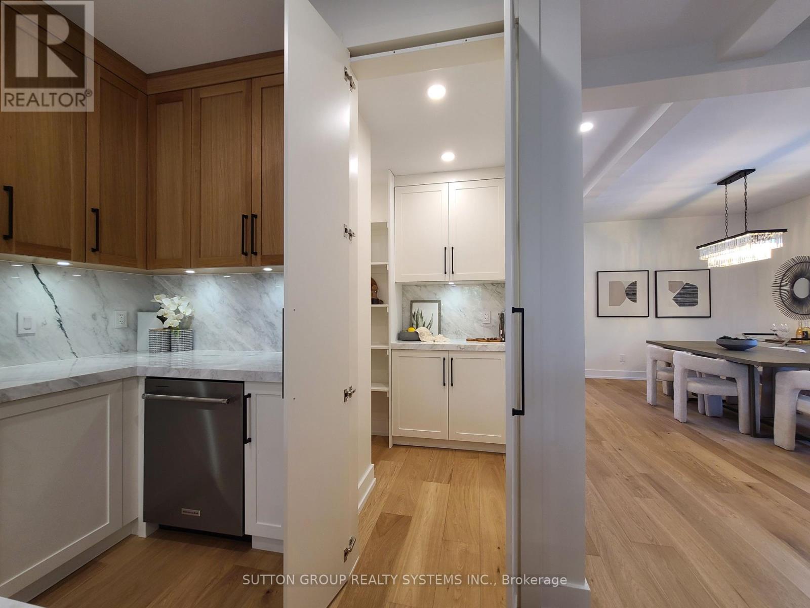 21 South Kingsway, Toronto, Ontario  M6S 3T2 - Photo 19 - W12485418