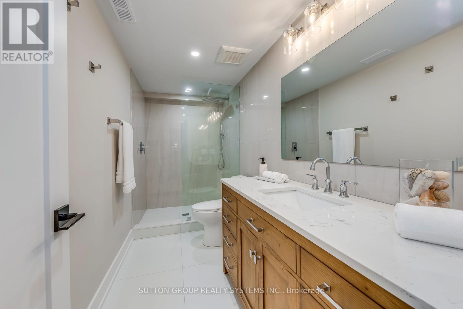 21 South Kingsway, Toronto, Ontario  M6S 3T2 - Photo 44 - W12485418