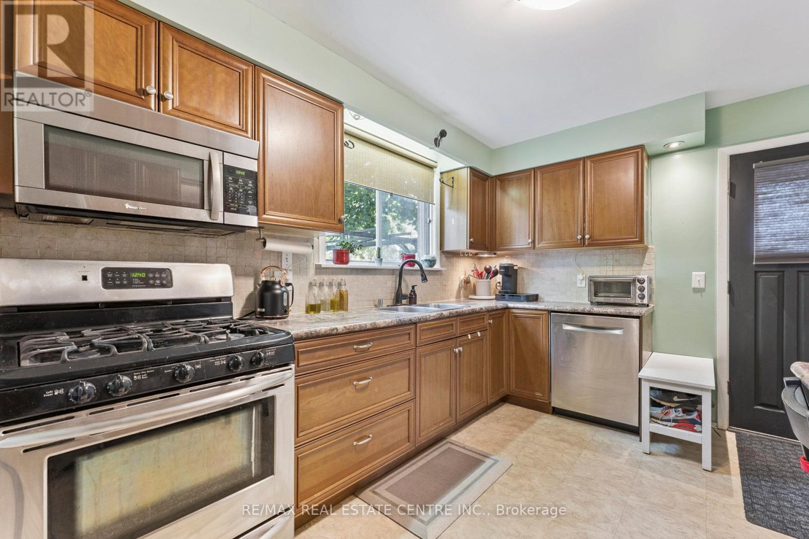 102 Rutherford Road N, Brampton, Ontario  L6V 2J2 - Photo 13 - W12485455