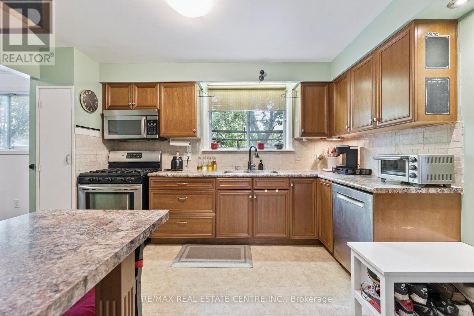 102 Rutherford Road N, Brampton, Ontario  L6V 2J2 - Photo 14 - W12485455