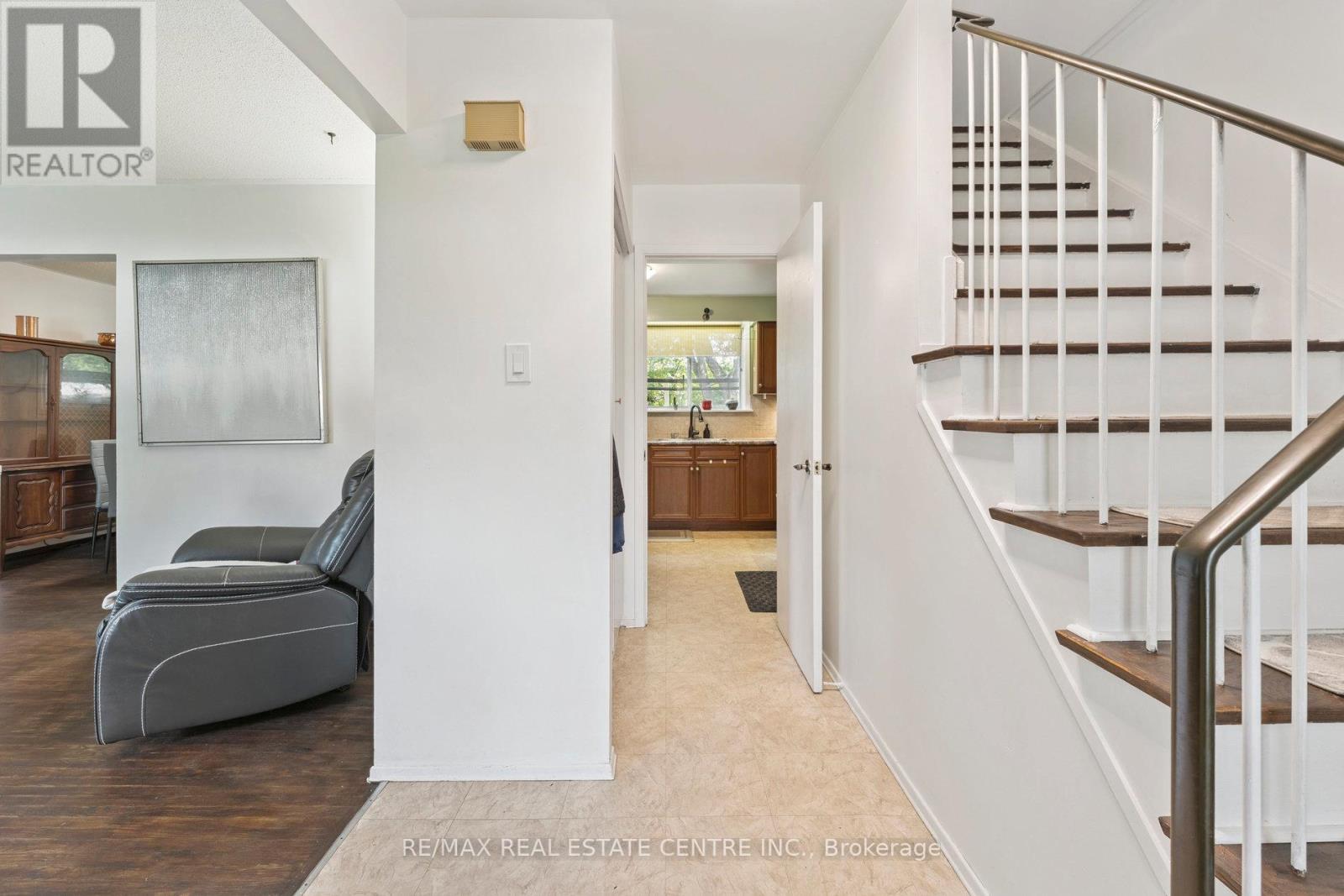 102 Rutherford Road N, Brampton, Ontario  L6V 2J2 - Photo 7 - W12485455