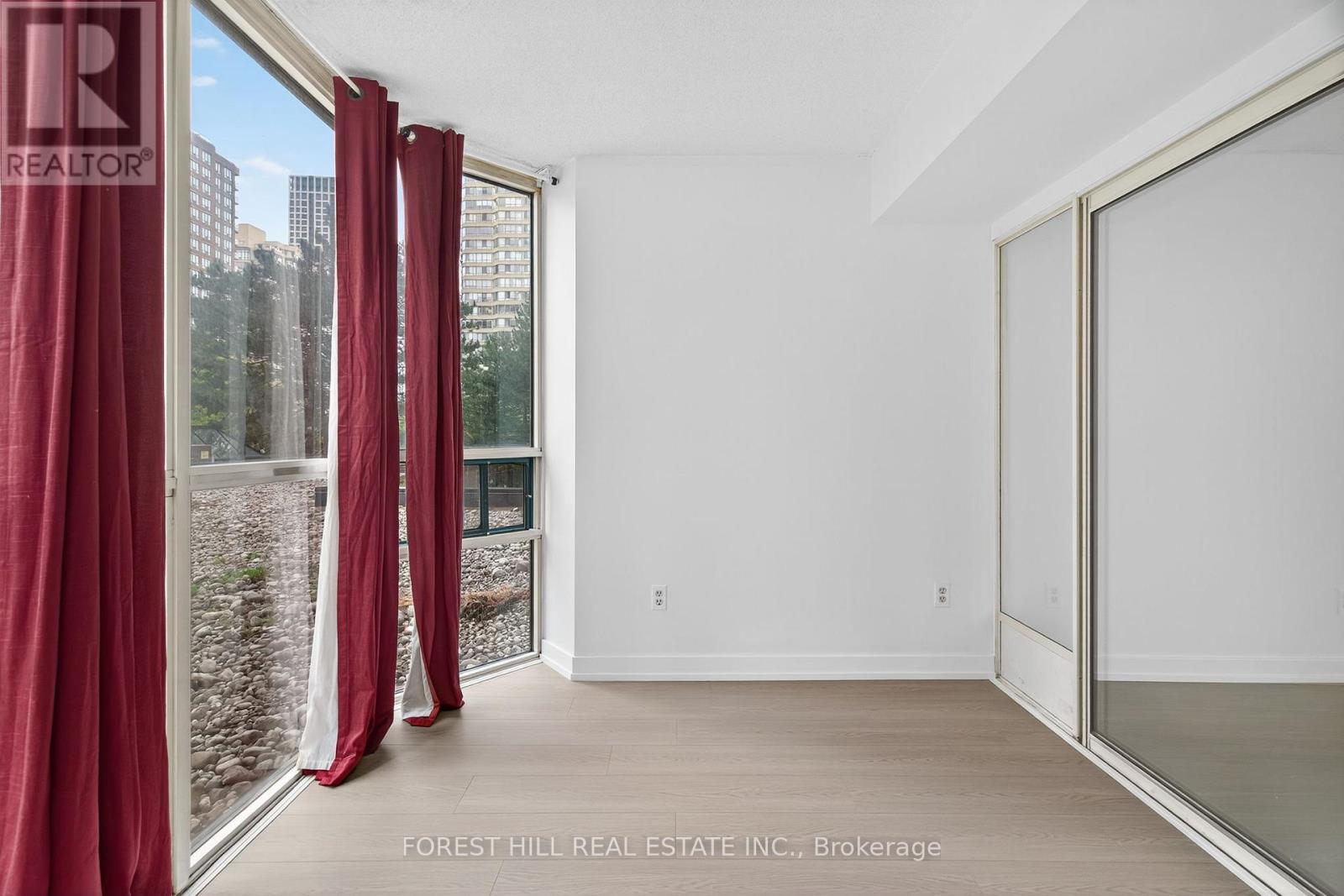 210 - 285 Enfield Place N, Mississauga, Ontario  L5B 3Y6 - Photo 10 - W12485473