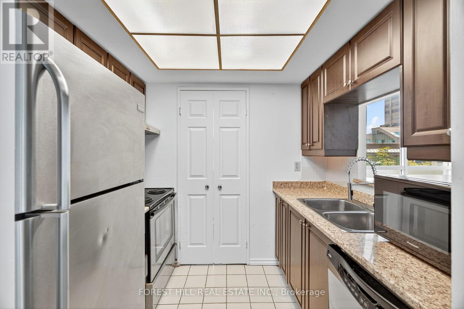 210 - 285 Enfield Place N, Mississauga, Ontario  L5B 3Y6 - Photo 12 - W12485473