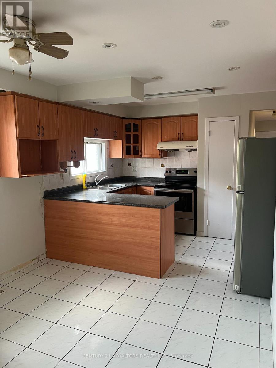 7258 Sills Road, Mississauga, Ontario  L4T 2K1 - Photo 5 - W12485484