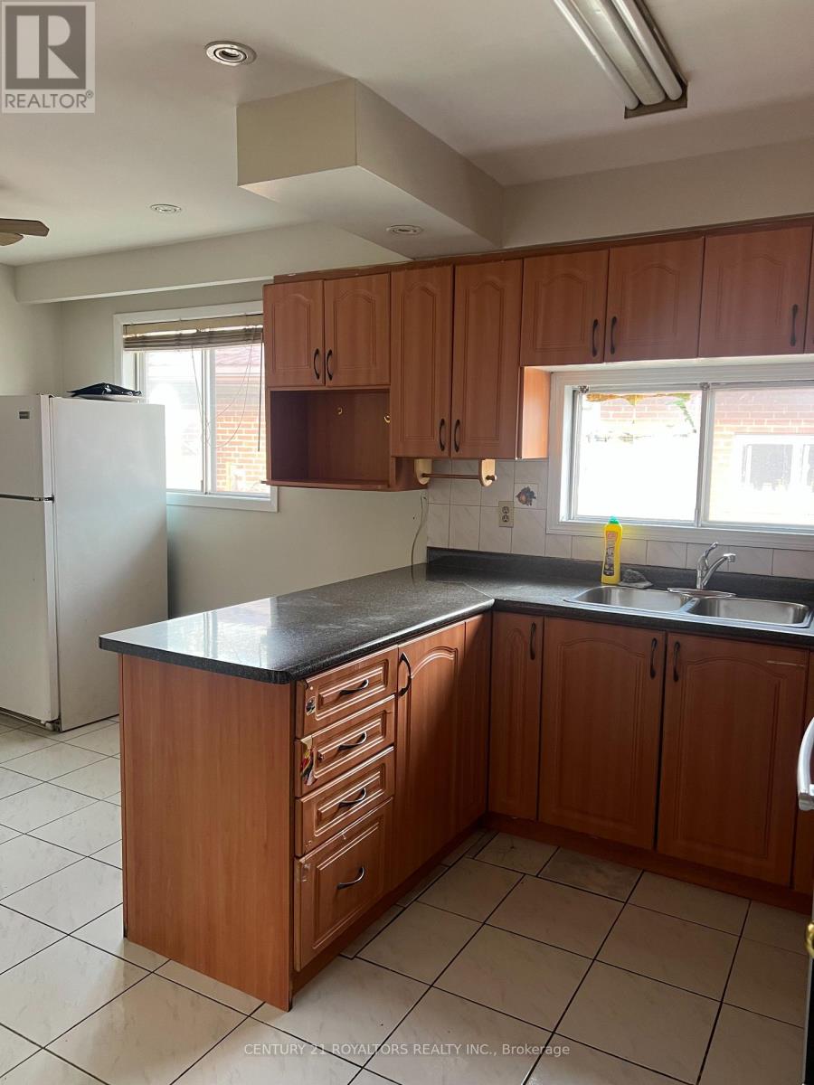 7258 Sills Road, Mississauga, Ontario  L4T 2K1 - Photo 6 - W12485484