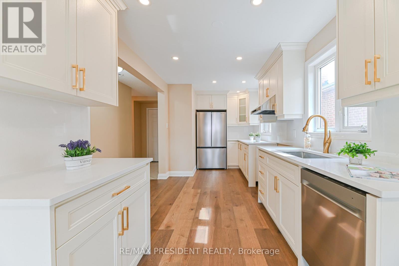 4 Lawnview Court, Brampton, Ontario  L7G 1T4 - Photo 10 - W12485515