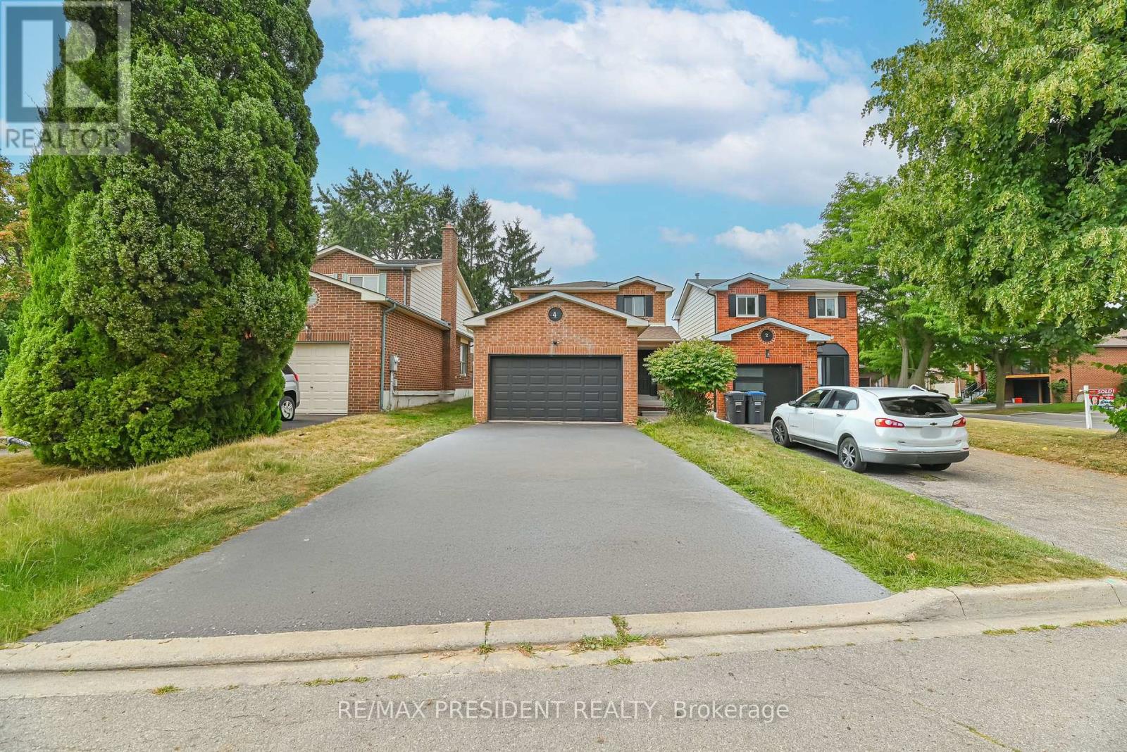 4 Lawnview Court, Brampton, Ontario  L7G 1T4 - Photo 2 - W12485515